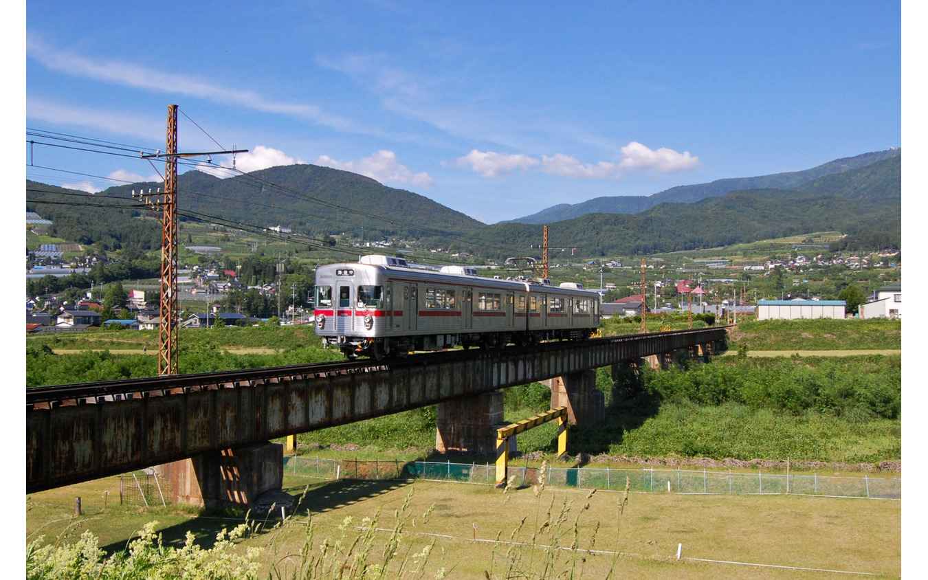 長野電鉄長野線を走る3500系。2001年には3600系とともに6本が冷房化された。
