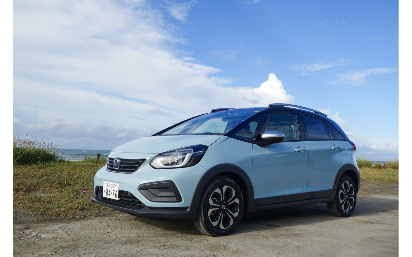 フィットe:HEVクロスター4WD(前期型)のフロントビュー。9月のマイナーチェンジモデルにはシルバーのアンダープロテクター風装飾が追加されている。