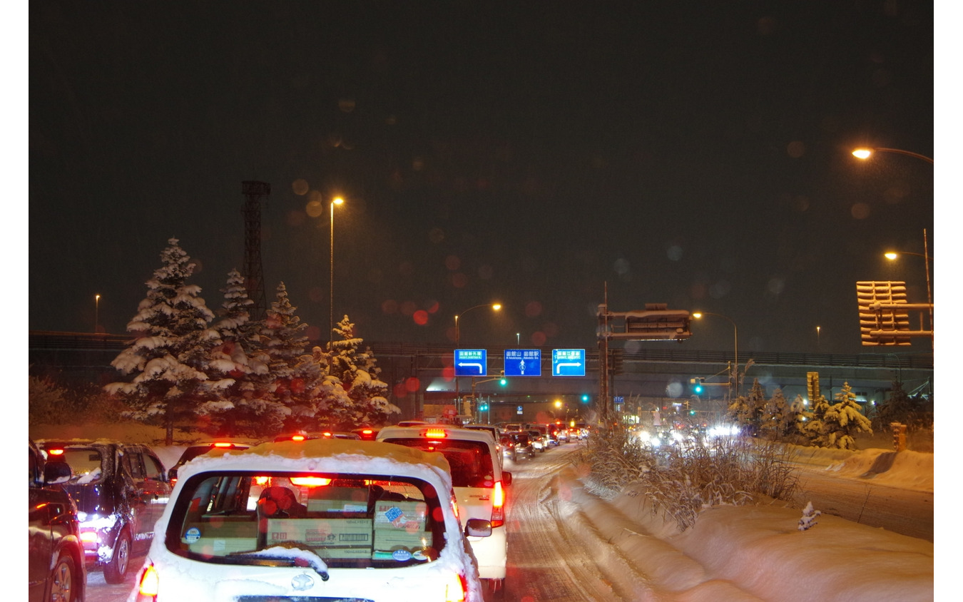 雪の中の渋滞