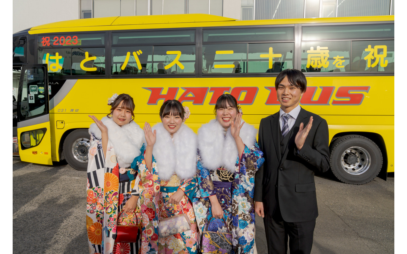 左からバスガイドの水谷海憂さん、緒方朱里さん、中務晴花さん、整備士の大岩辰也さん。