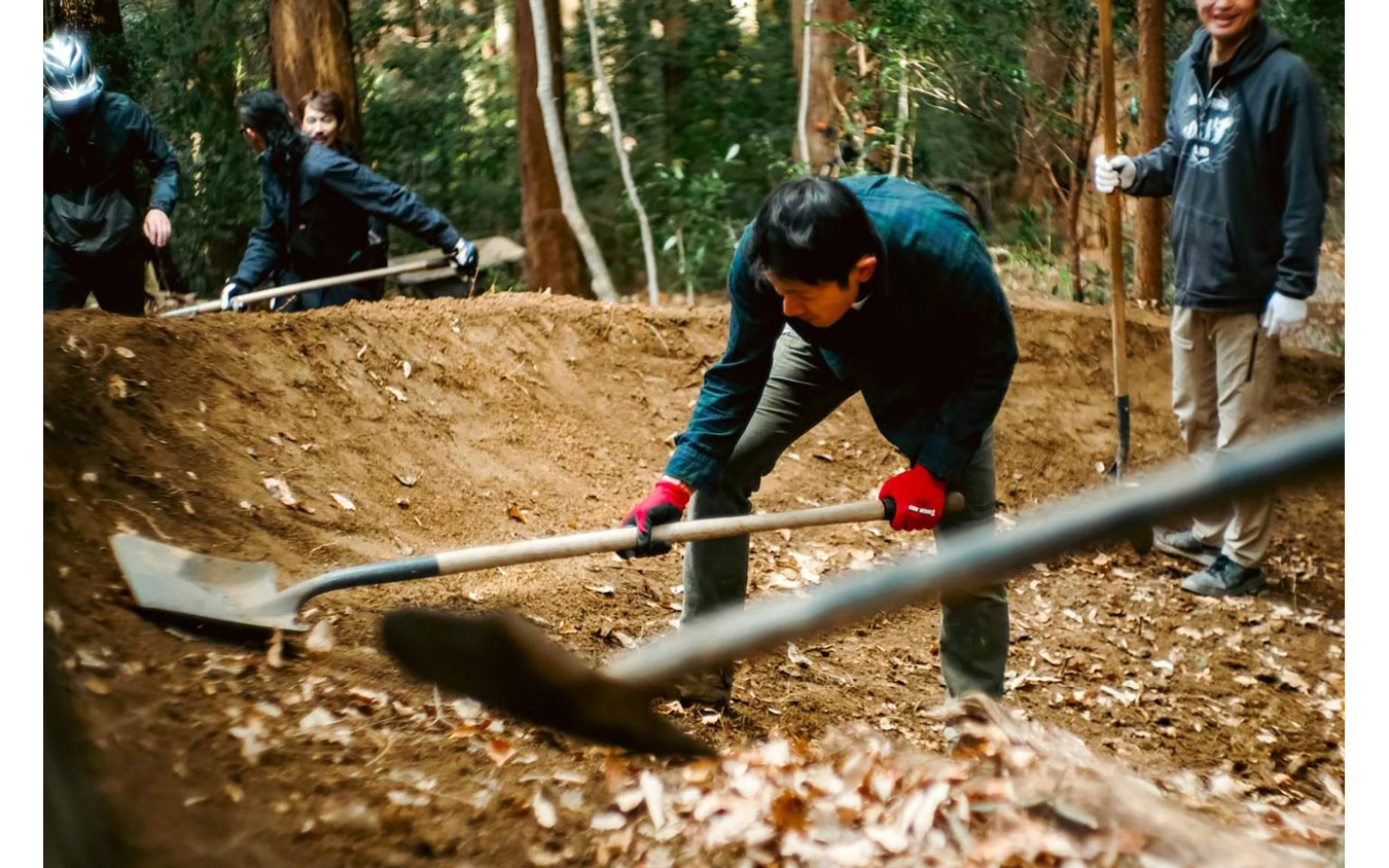 文字通りの手作りで作り上げたミリオンペタルのMTBコース（静岡県森町）