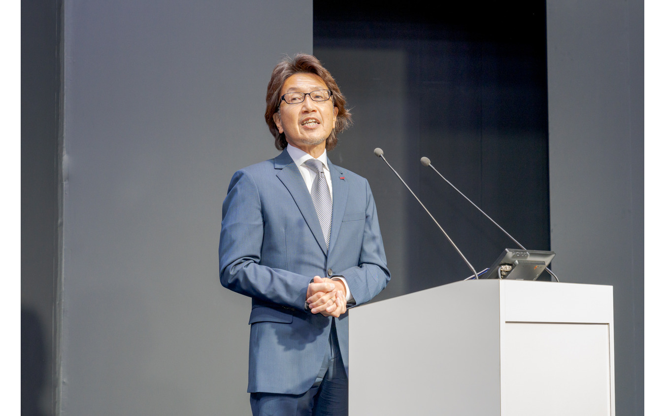 プレスカンファレンスでは、スバルテクニカインターナショナル株式会社 開発副本部長 高津益夫氏が登壇した。