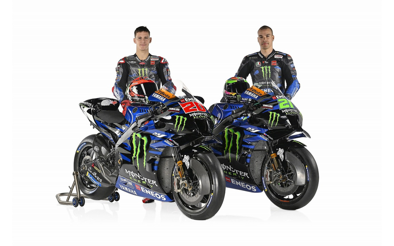 モンスターエナジーヤマハMotoGPの2023年型『YZR-M1』とファビオ・クアルタラロ選手(左)/フランコ・モルビデリ選手(右)