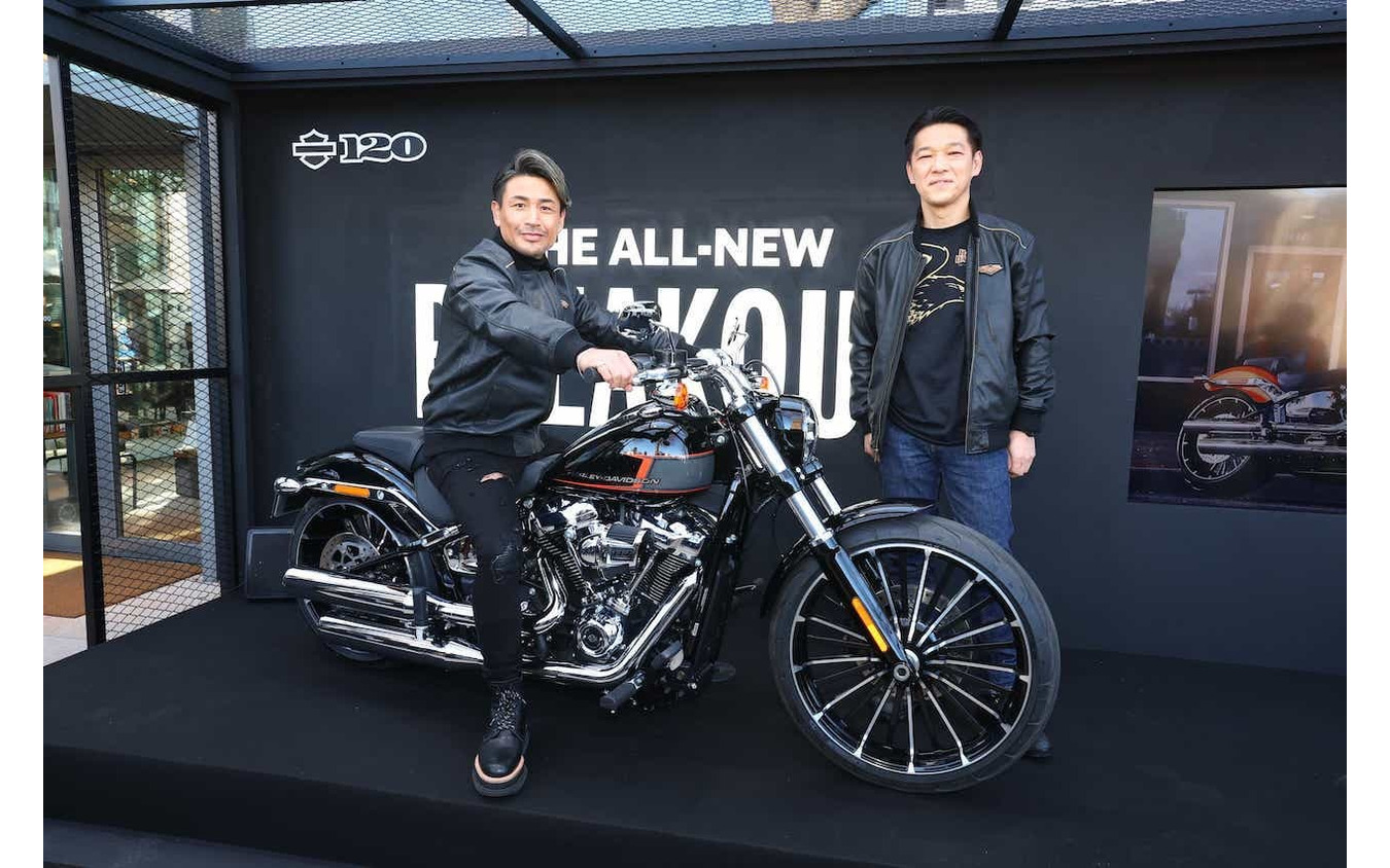 元K-1世界王者の魔裟斗(左)とハーレーダビッドソンジャパンの野田一夫代表取締役社社長(右)