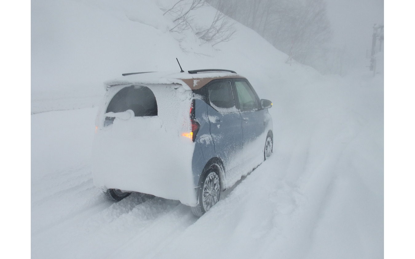 月山界隈でサブルートを探検の図。前輪駆動車で新雪をかき分けながら進むくらいの駆動力を発揮できたのは驚きでしかなかった。