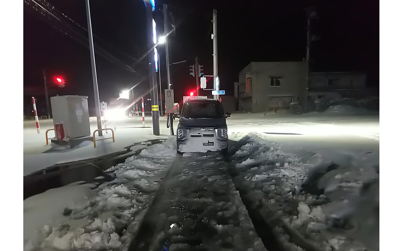 深雪路、次いでシャーベット路で思いっきり電費を落としたため山形・南陽市のコンビニで充電。コンビニで除雪道具を借りることができたのは本当に幸運だった。