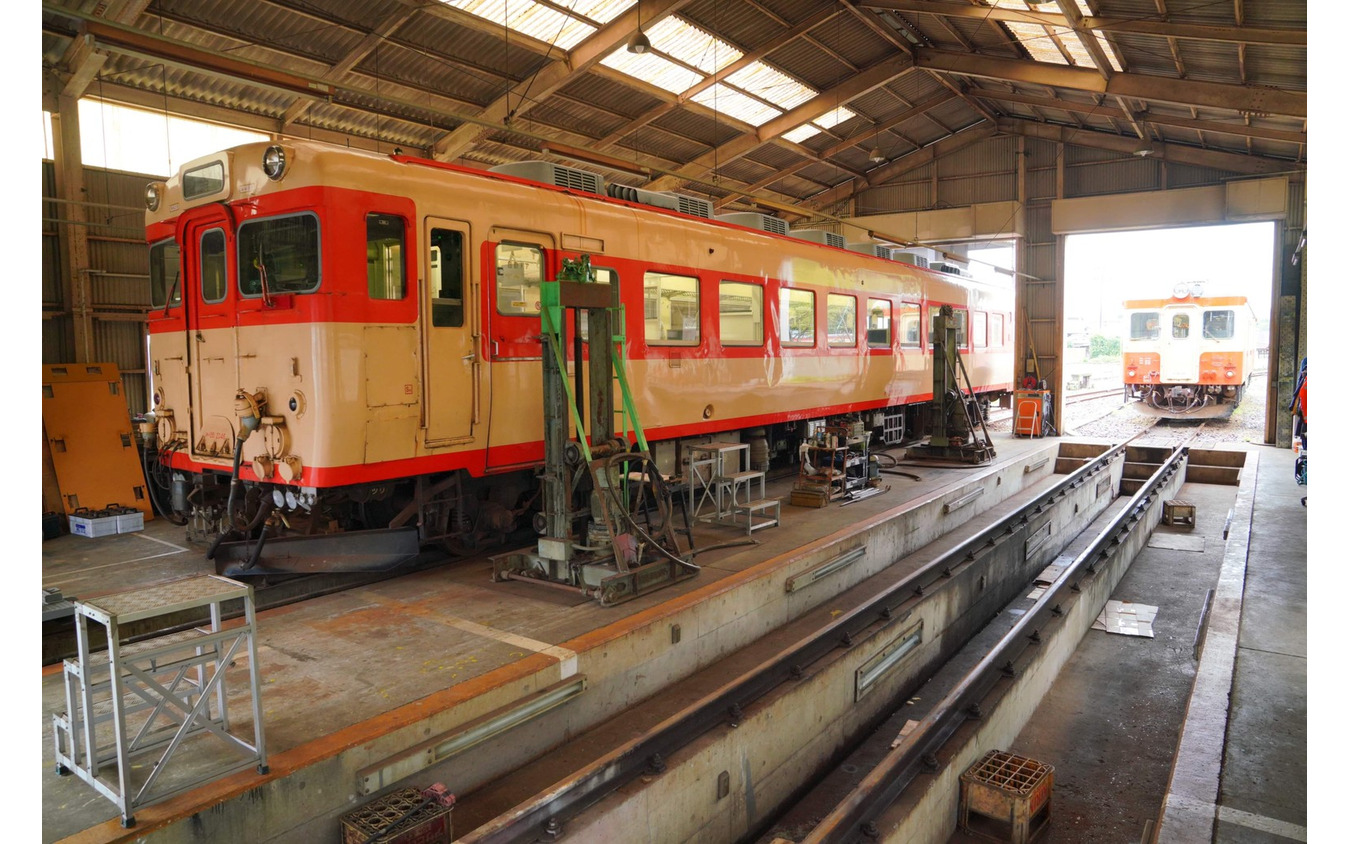 大多喜駅検修庫内のキハ28 2346。今後は後ろのキハ52 125が国鉄型気動車として残る。