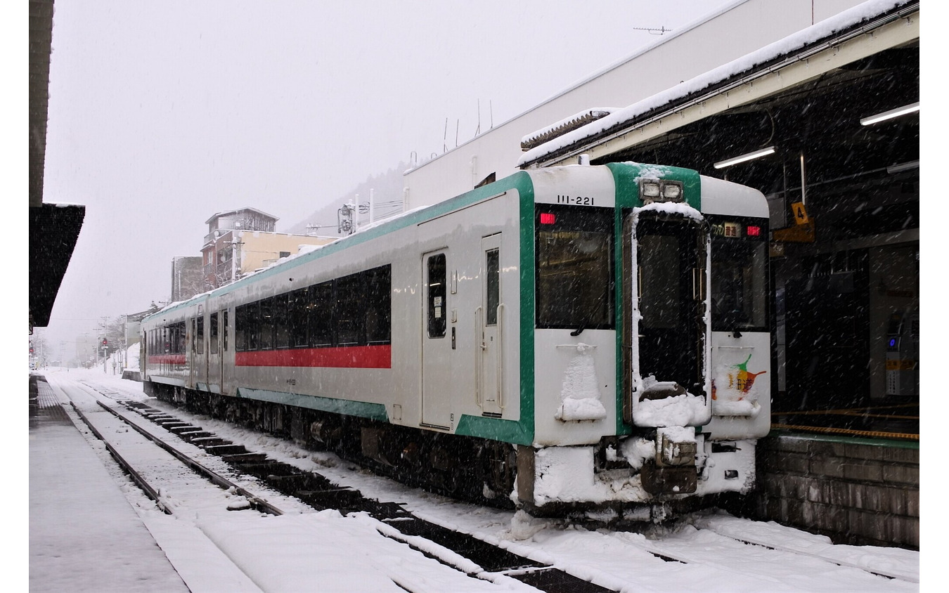 陸羽東線鳴子温泉駅のキハ110系気動車。宮城県と山形県の県境を越える同駅と最上駅との間はJR東日本の路線で輸送密度、営業係数ともにワースト1となっている。