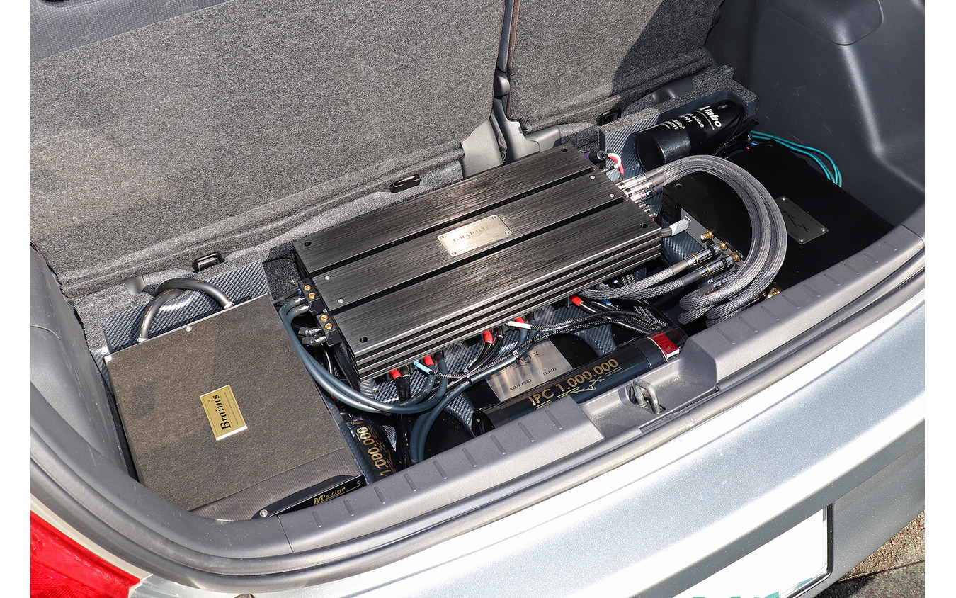 「外部パワーアンプ」を搭載したオーディオカーの一例（製作ショップ：ピットハウスコスギ＜香川県＞）。