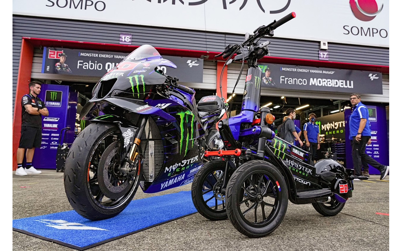 土屋さんが手掛けた MotoGPマシンのグラフィックが施されたトリタウン(右)