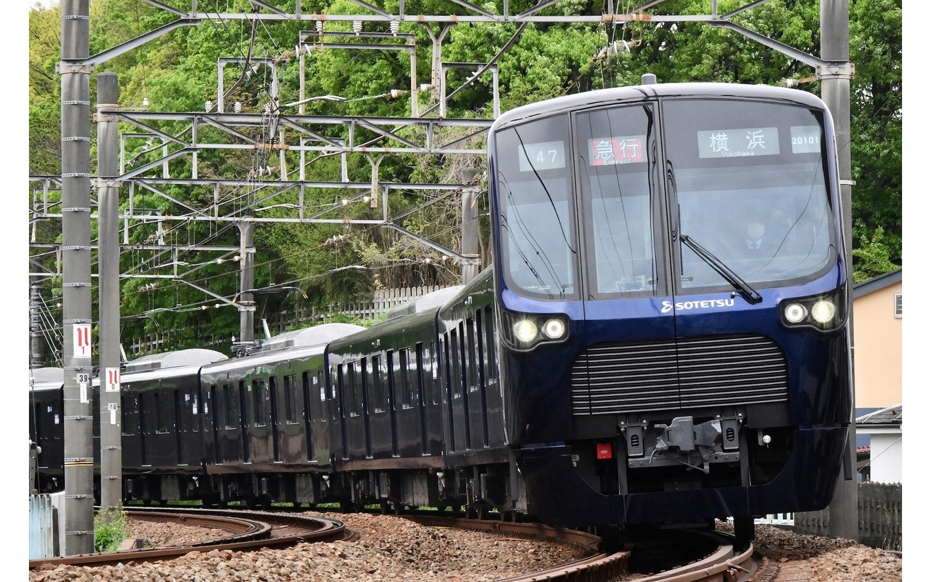 平日朝に1号車が女性専用車となる10両編成の相鉄・東急直通線用相鉄20000系。