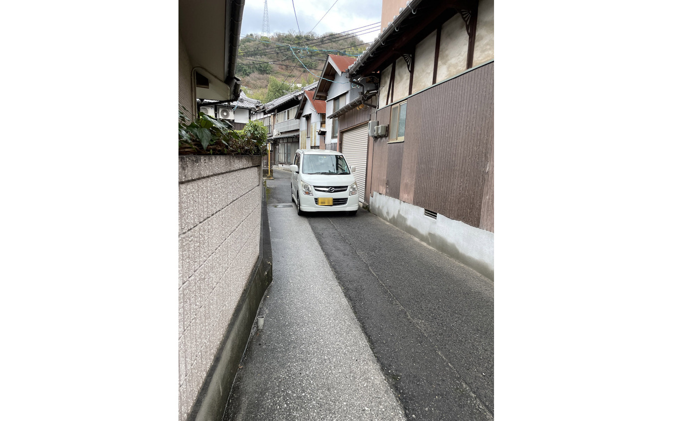 軽自動車でもギリギリな細い坂道が続く呉の市街地。ミニマムモビリティの発想の原点となった風景。