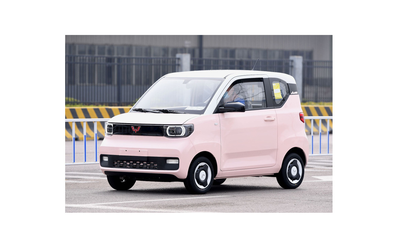 「50万円以下EV」として話題になった『宏光Mini EV』。現在は37,600元、日本円で約74万円弱。2022年の販売台数は55万4000台を上回ったとされ、世界でもっとも売れたEVとなった。