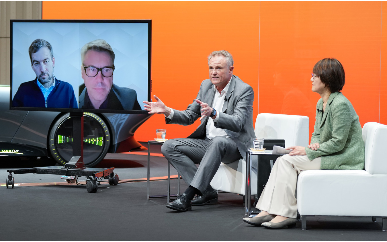 エリック・メベリック氏、グレゴリー・ポイラン氏、ユーグ・デマルシエリエ氏、西田裕子氏(左から)