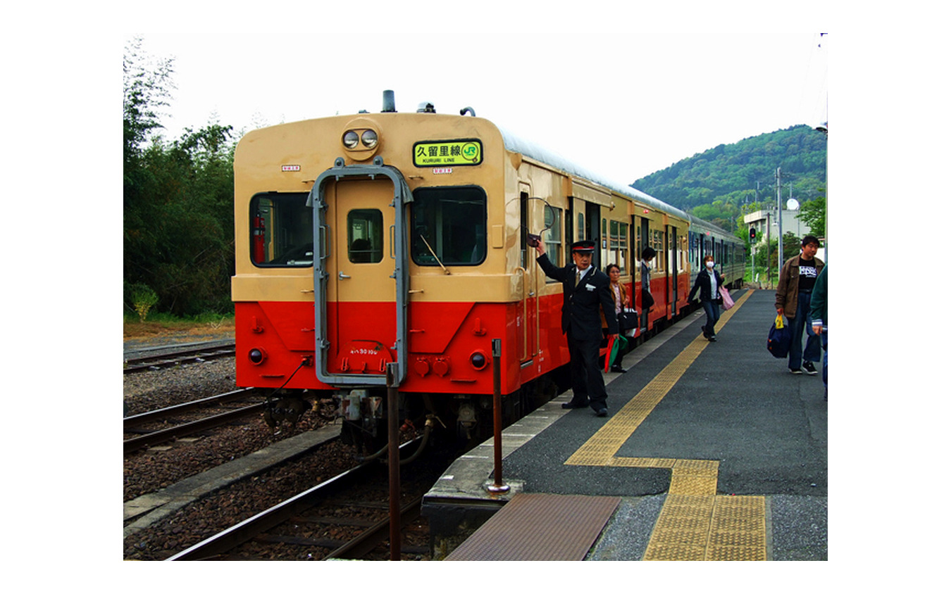 久留里駅に停車するキハ30。2009年から国鉄色に塗り替えられ、2012年まで運用されていた。