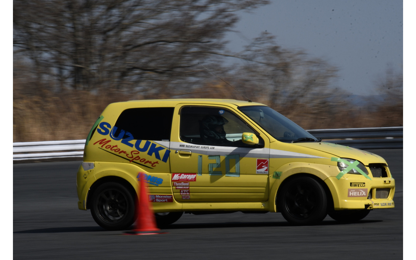 初代スイフトスポーツも、自動車部界隈には生息中、こちらは拓殖大学のスイフトスポーツ