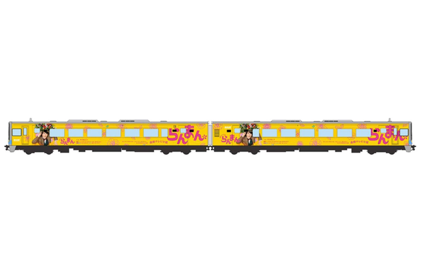 『らんまん』ラッピング列車のデザイン。主人公・槙野万太郎のメインビジュアルや番組タイトル、ロゴが側面のみにラッピングされる。