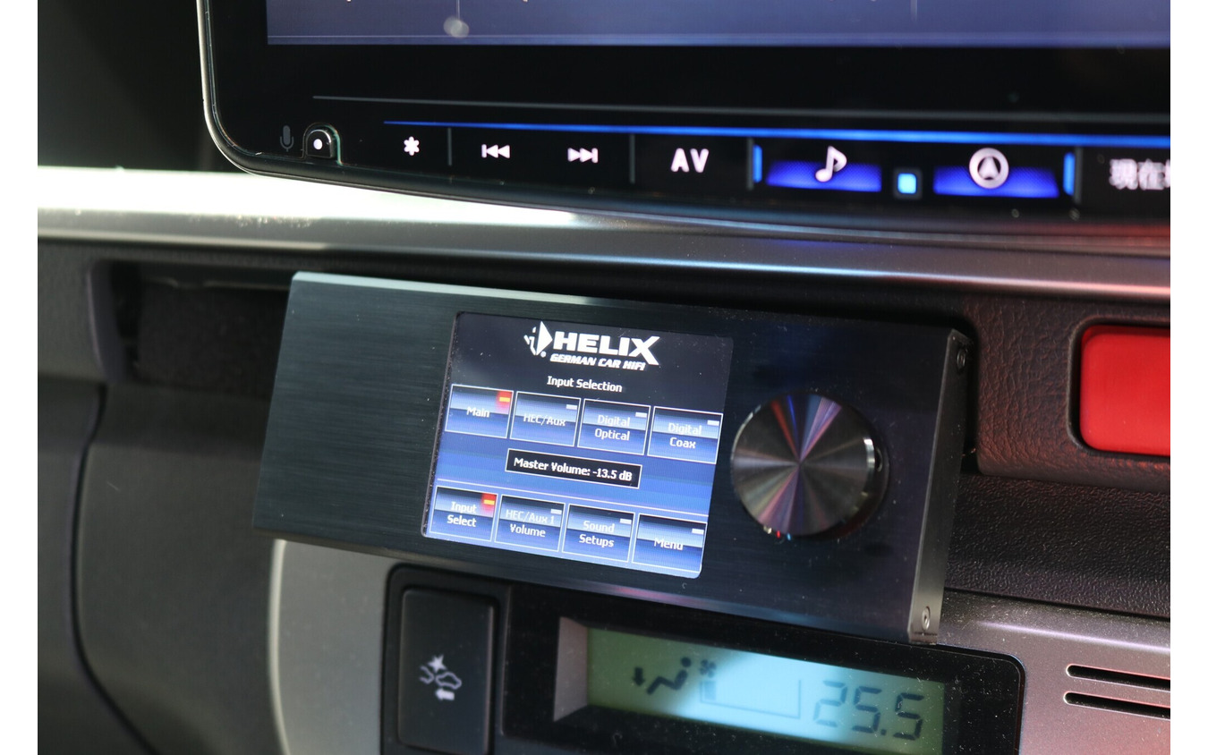 ダイレクターはカーナビの下部に設置されている。ヘリックスのDSP.3をコントロールしてフロント3ウェイをまとめ上げる。