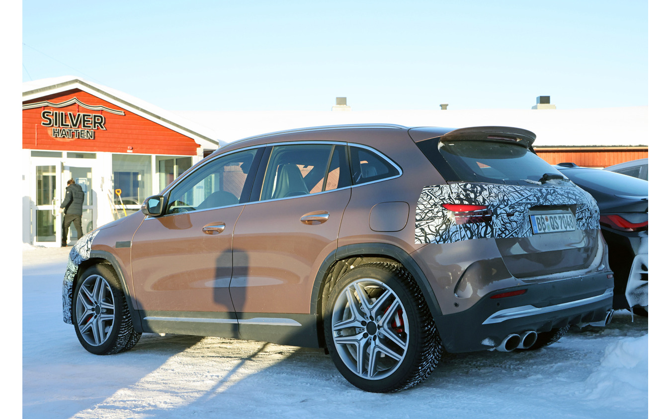 メルセデスAMG GLA 45 改良新型プロトタイプ（スクープ写真）