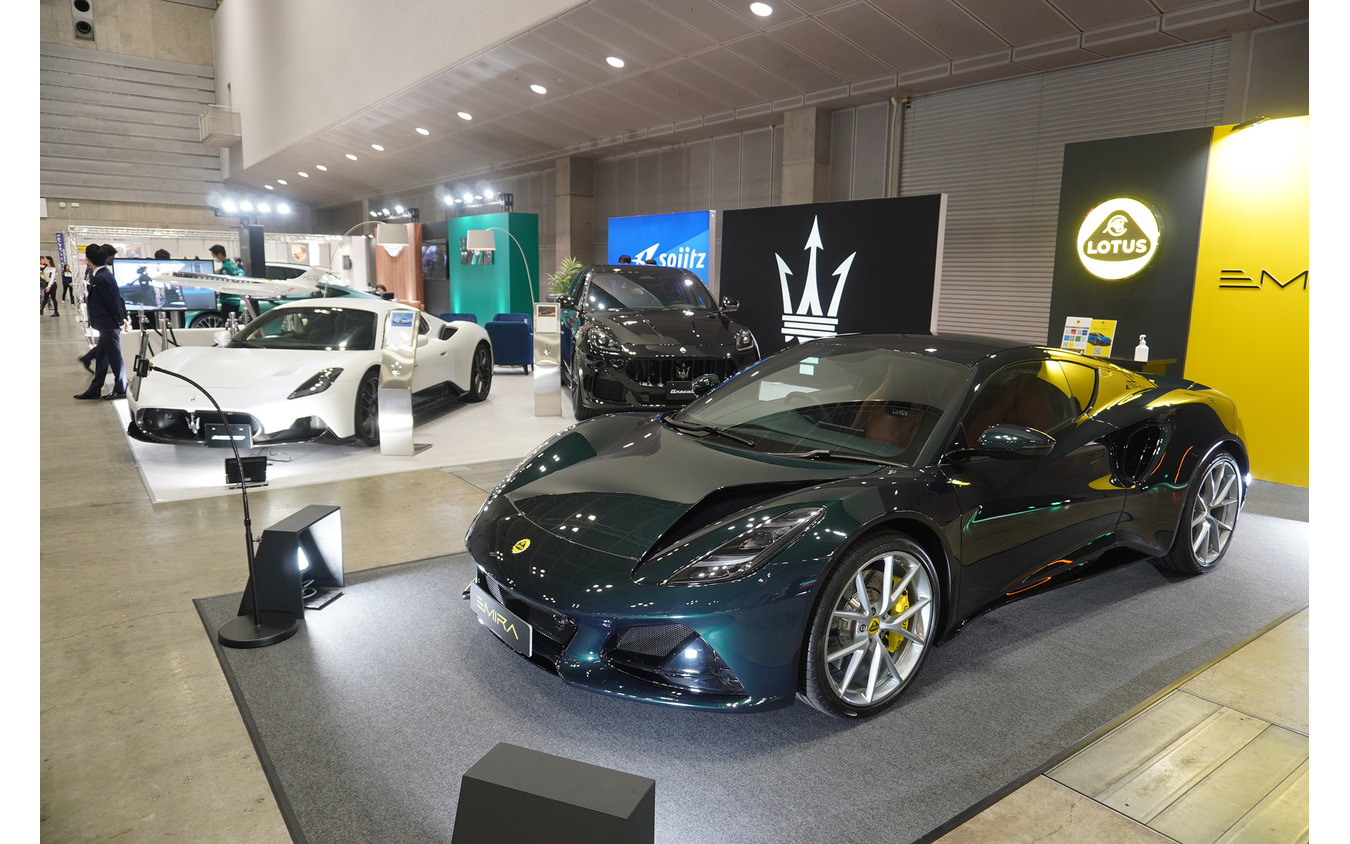 ロータス エミーラ(手前)とマセラティのブース(奥)