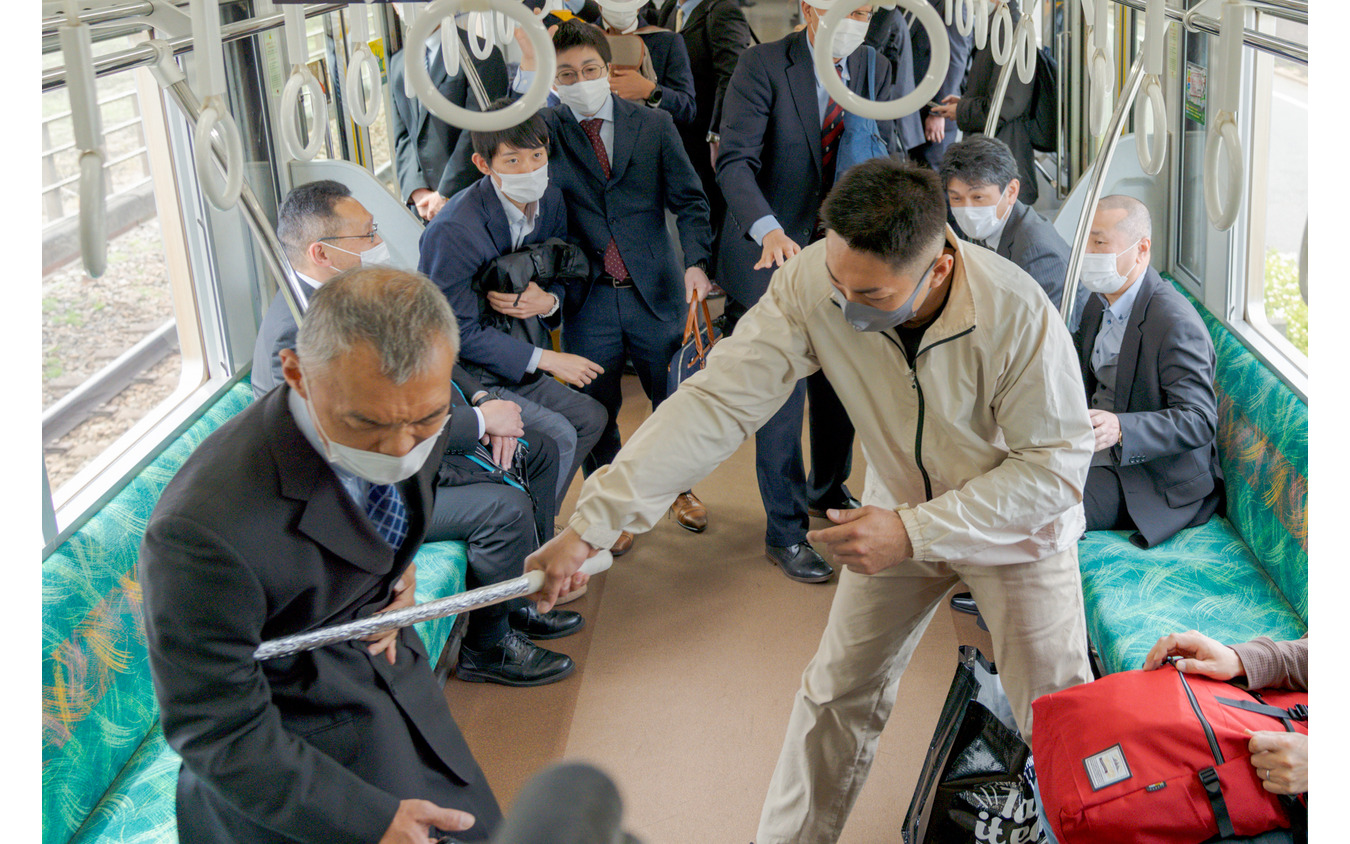 京王電鉄の車内暴漢対処訓練の様子。値上げ後はこのような防犯対策が一層強化される模様。