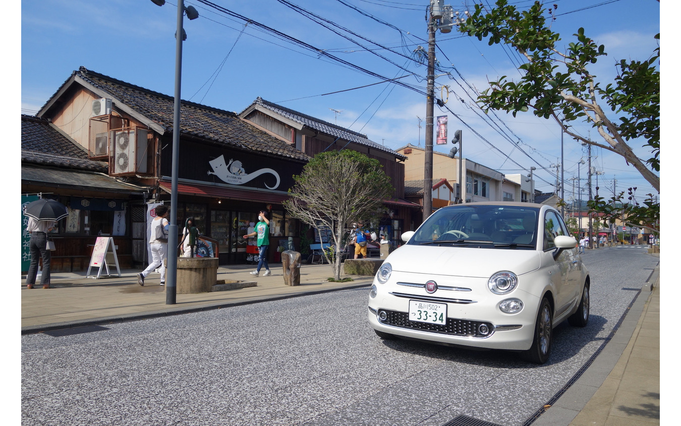 鳥取・境港の水木ロードにて。一反木綿をあしらった店が見える。