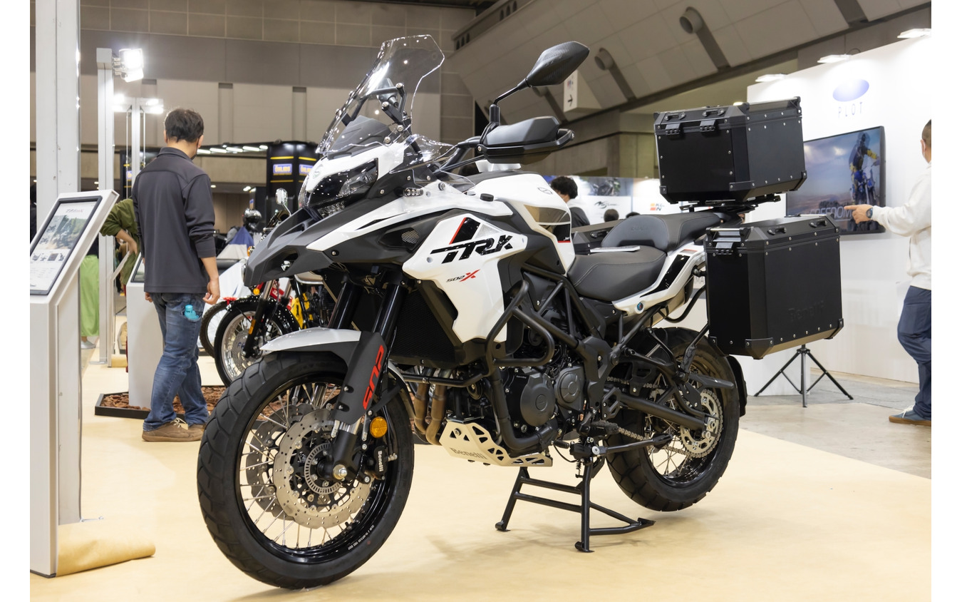 イタリアの名門ベネリ「レオンチーノ125」を日本初披露！ 電動バイクに