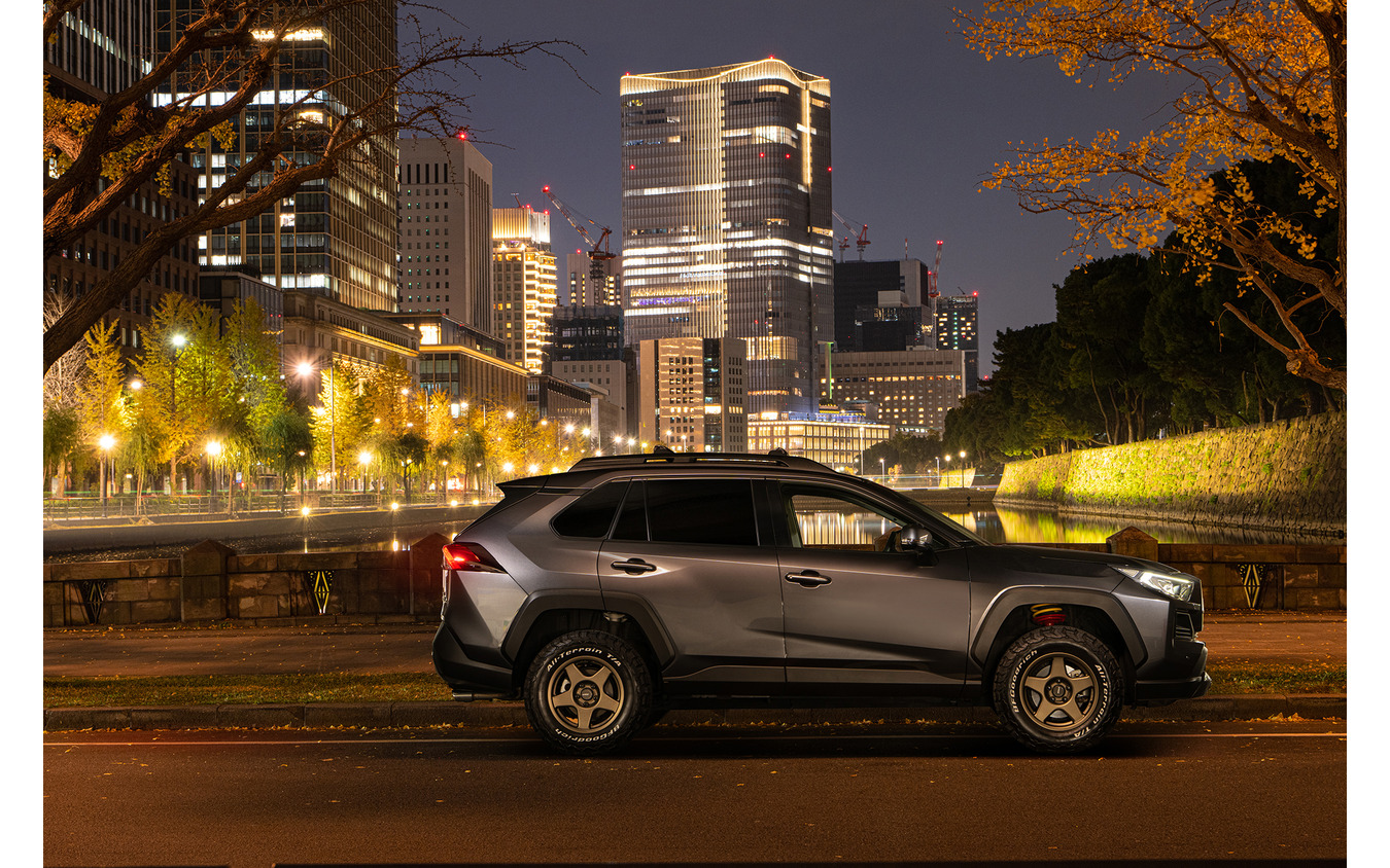 RAV4 x ブラッドレーVの組合せは、街中でも映えるマッチング
