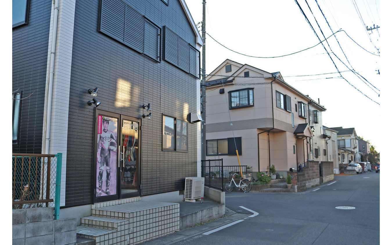 住宅地の中にあるアチーブ（埼玉県草加市谷塚上町738-1）。ヨネゾーブランドのレーシングスーツはここで作られている。