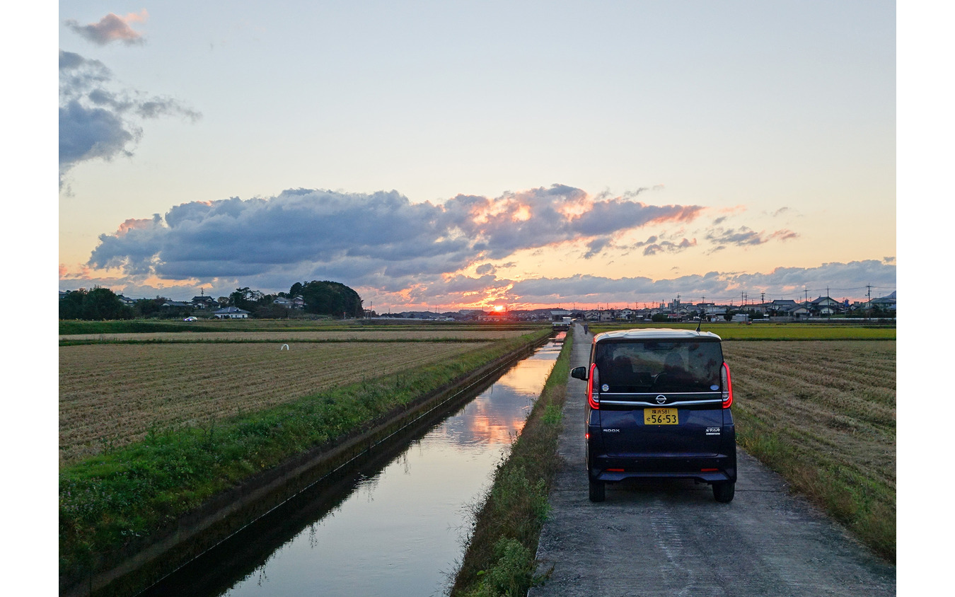 島根県出雲市の用水路にて夕暮れを眺める。