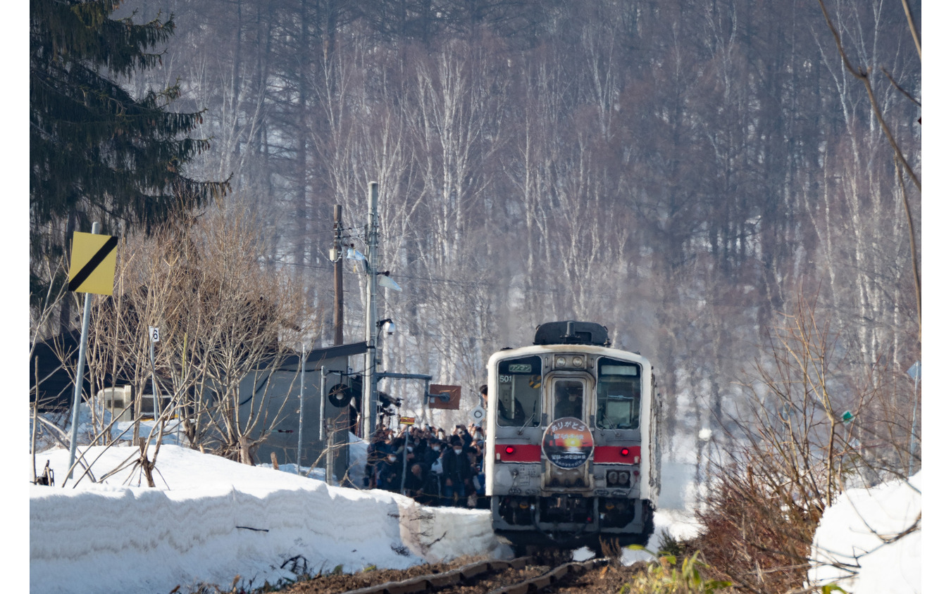 恵比島駅に到着した4927D。セレモニーが行なわれたため狭いホームが黒山の人だかりに。