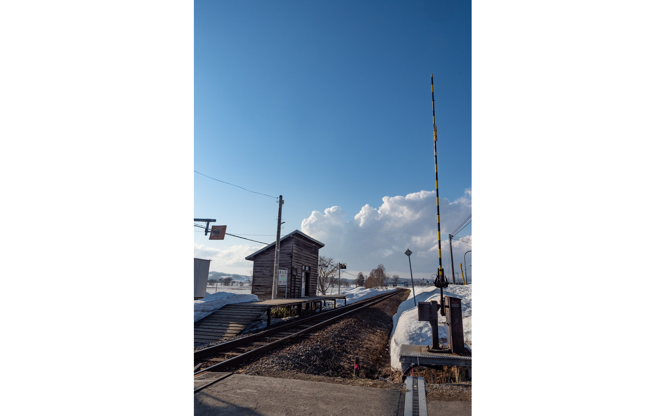 かつて北海道各地にあった仮乗降場を思わせる真布駅。ここでも最終列車では地域の人々がペンライトを振っていたという。