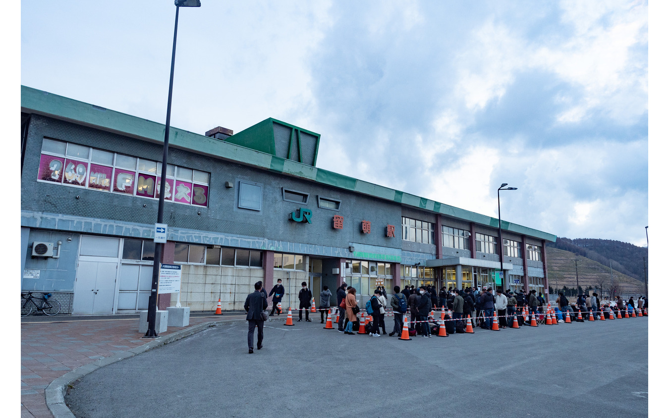 17時を過ぎると留萌駅前では上り最終列車の4932Dを待機する人々の列ができていた。