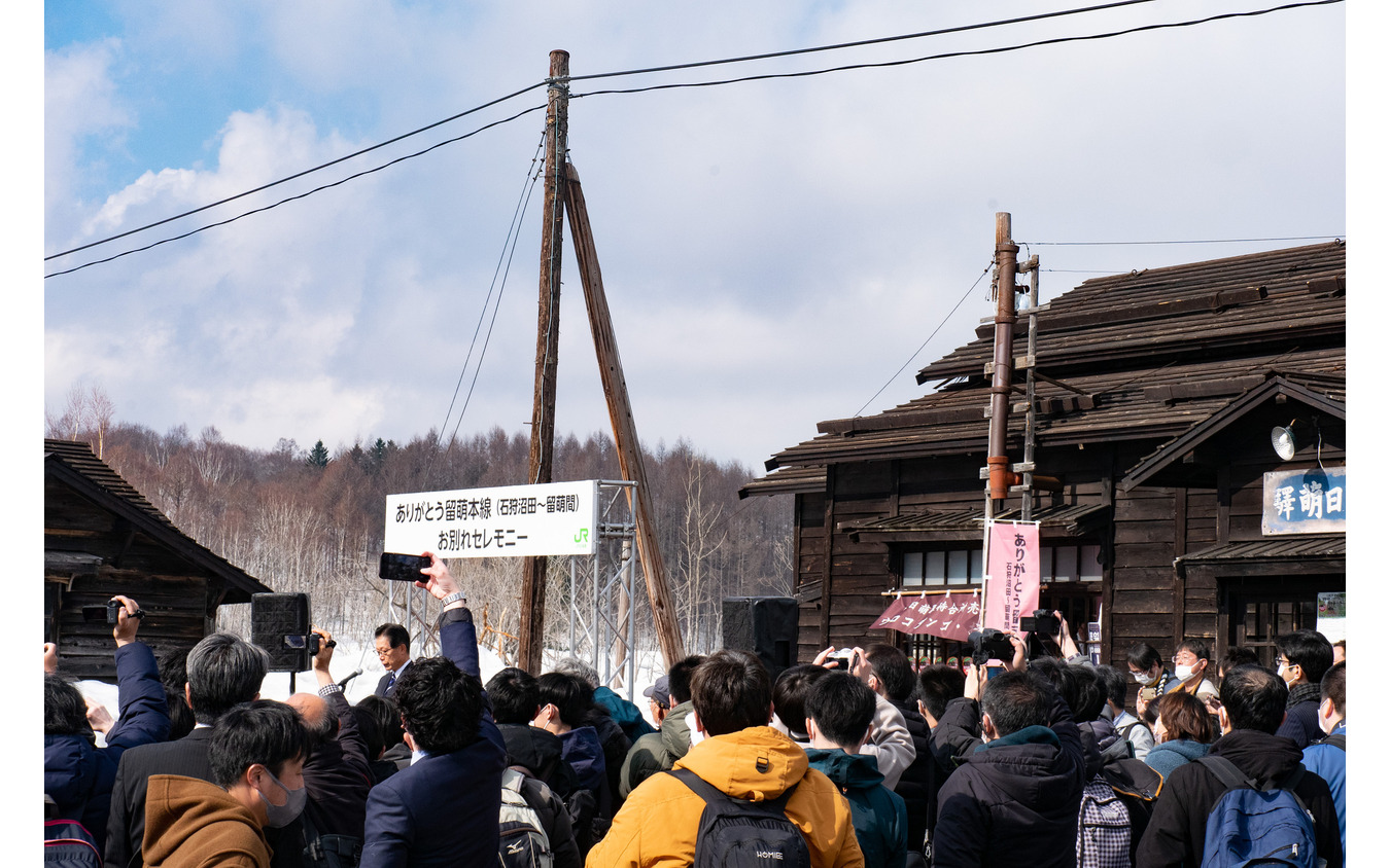 恵比島駅前で挨拶に立った島田修JR北海道会長。