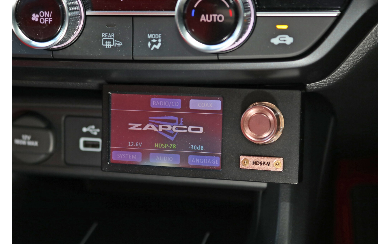 ザプコのDSPは音楽プレイヤーも内蔵しているので、各種のセレクトや操作は液晶画面付きの操作部を使って行う。