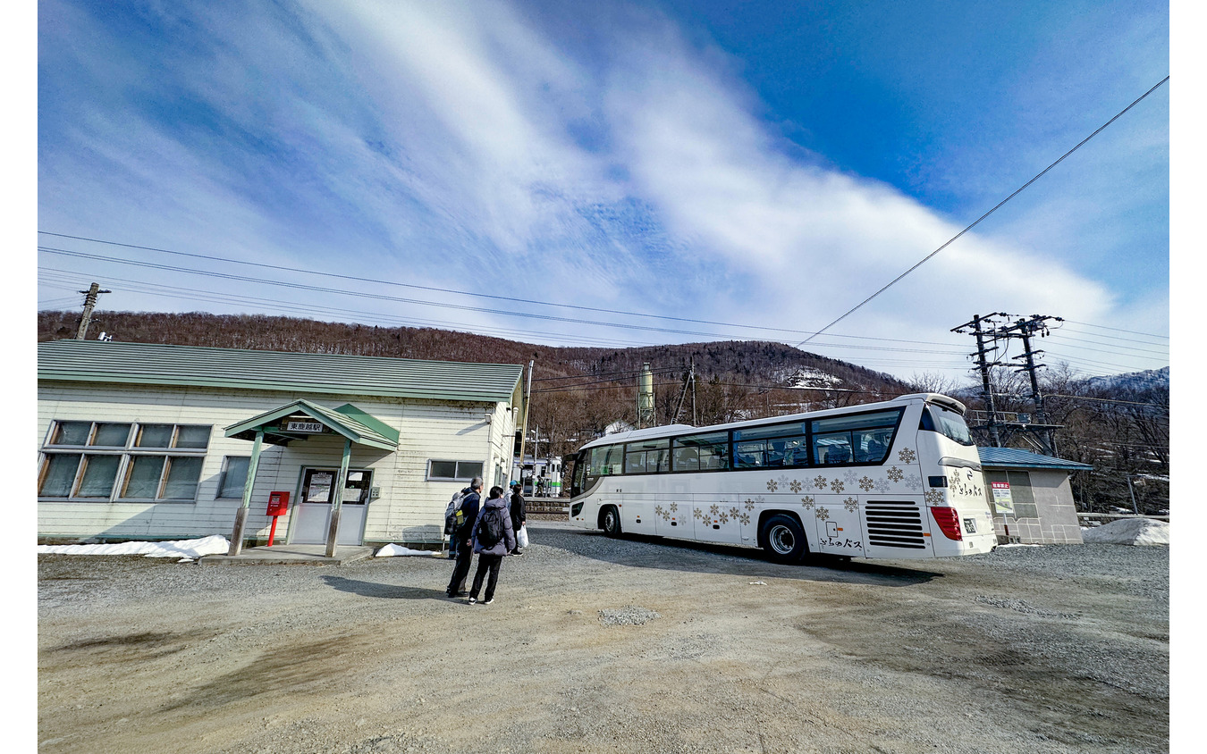 列車と代替バスの中継駅となっている東鹿越駅。奥のキハ40は富良野方面へ折り返す2482D。駅前は道路1本を挟んでかなやま湖の光景が広がる。