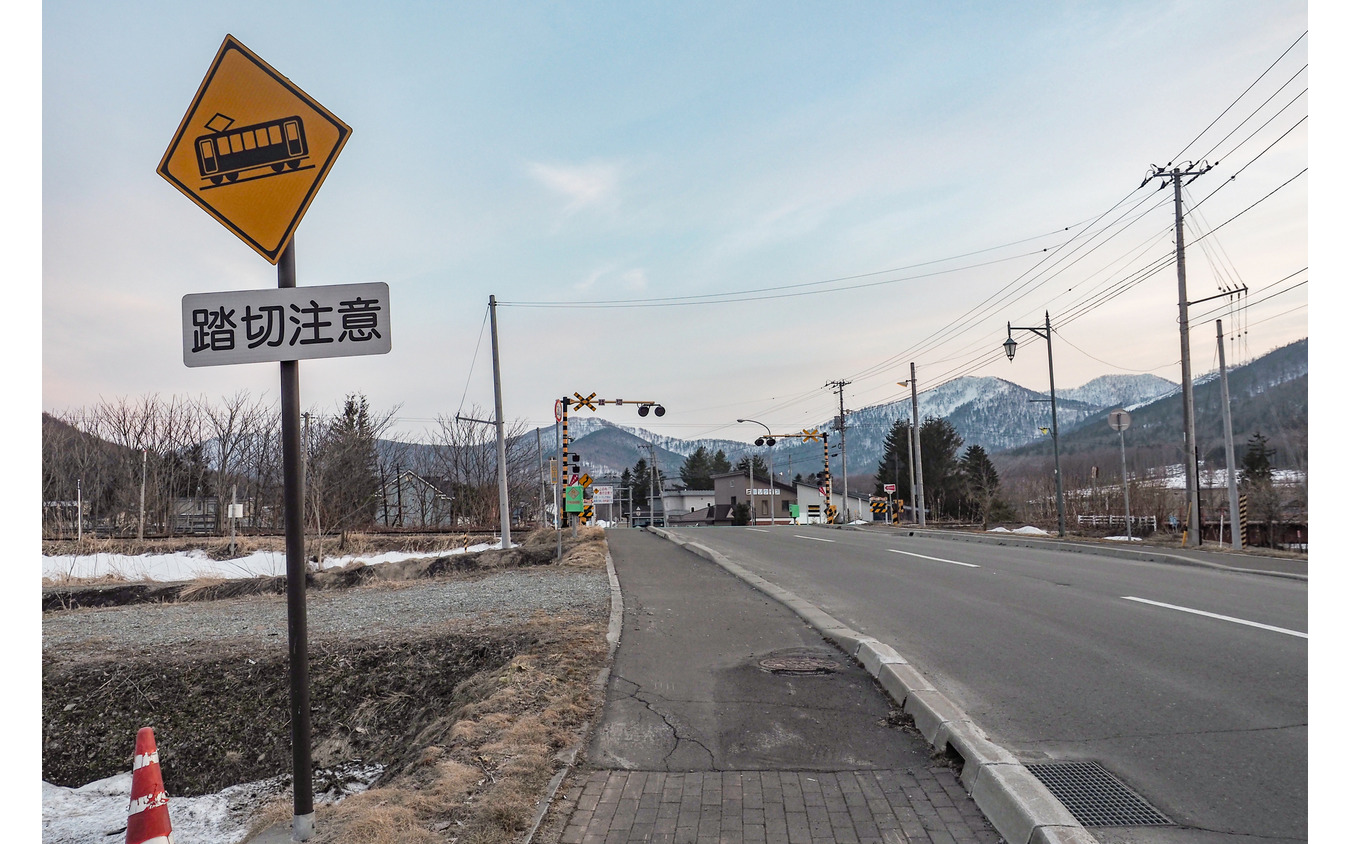 幾寅駅から5分ほど富良野方へ歩いた場所にある幾寅原野東9号踏切。遮断棒はすでに取り外されている。