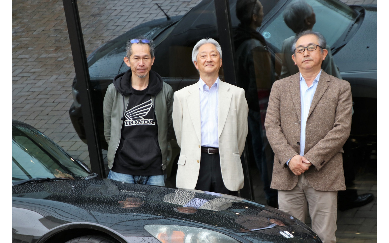 ホンダS2000の開発者。左からエクステリアデザインを担当した澤井大輔氏、パワーユニットの開発責任者を務めた唐木徹氏、車体開発責任者を担当した塚本亮司氏