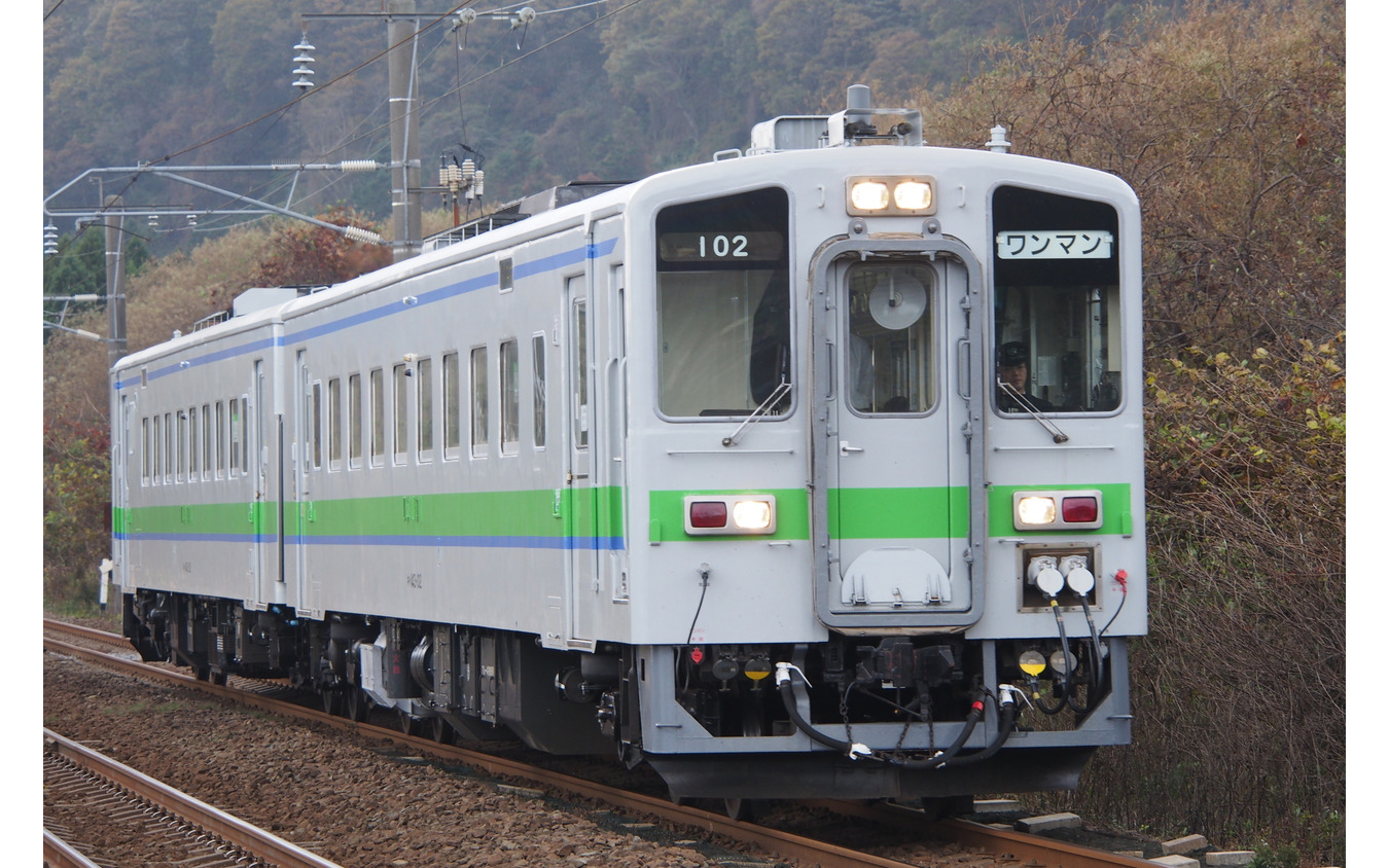 737系に置き換えられ室蘭本線から姿を消すキハ143。2012年10月27日。室蘭本線幌別~富浦。