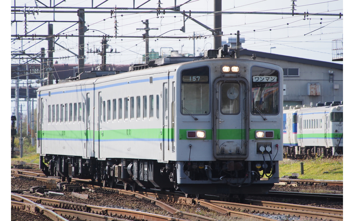 トイレ付きの150番台先頭のキハ143形普通列車。早朝と夜間には札幌でもその姿を見ることができる。