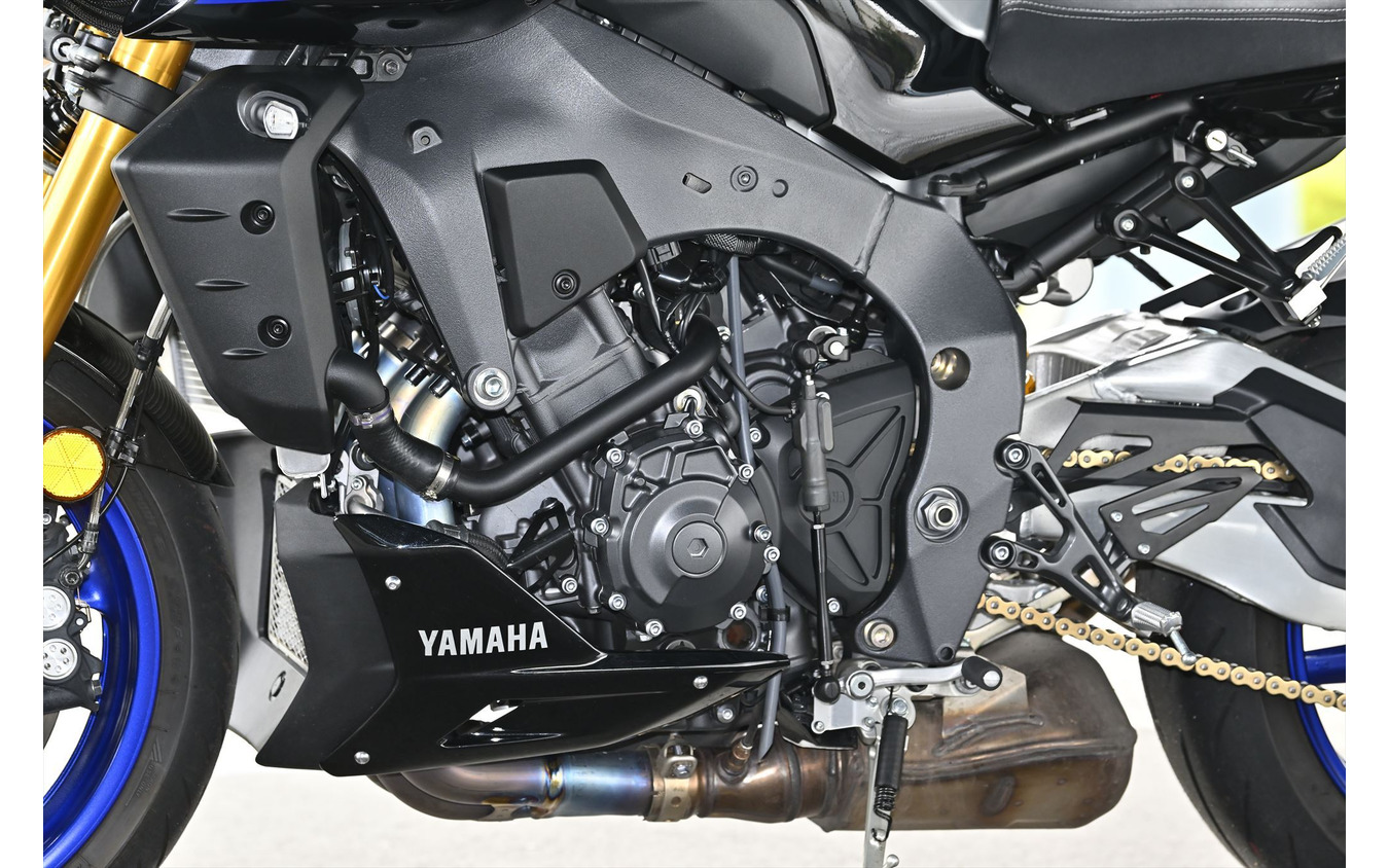 ヤマハ MT-10 SP。エンジンはMotoGPマシンの技術がフィードバックされた、クロスプレーンクランクを採用した並列4気筒。YZF-R1よりもクランクの慣性を増やして一般道で扱いやすい特性としている。11,500rpmで166psを発揮する