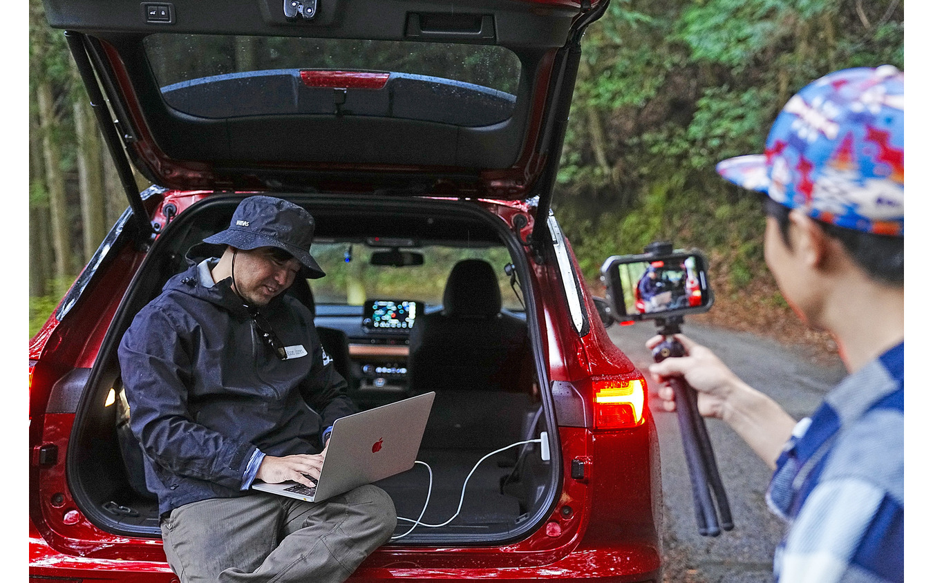 最大1500Wの電化製品を使うことができるAC 100V電源はYoutuberににも嬉しい装備だ。