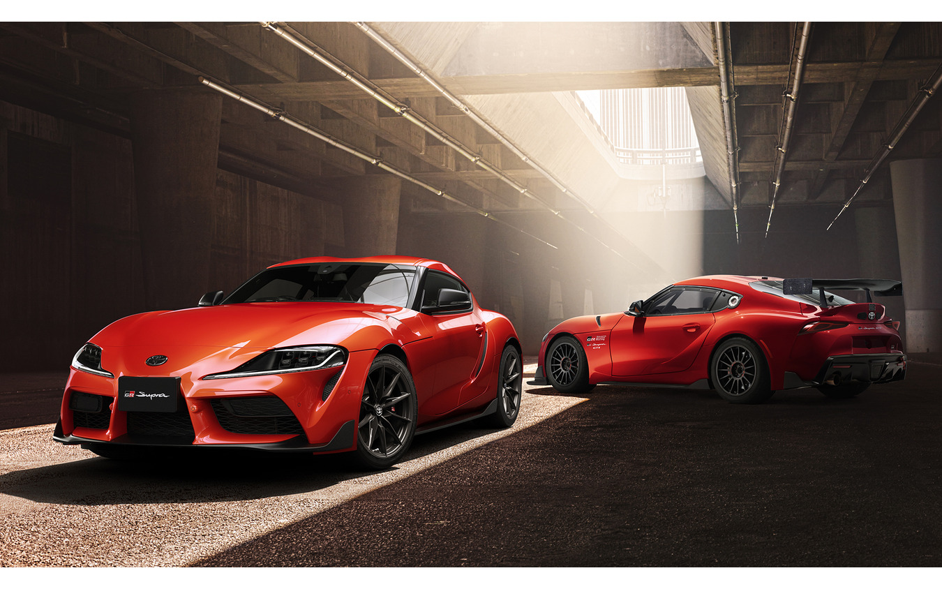トヨタ GRスープラ プラズマオレンジ100エディション(左)とレース専用車のGRスープラGT4(右)