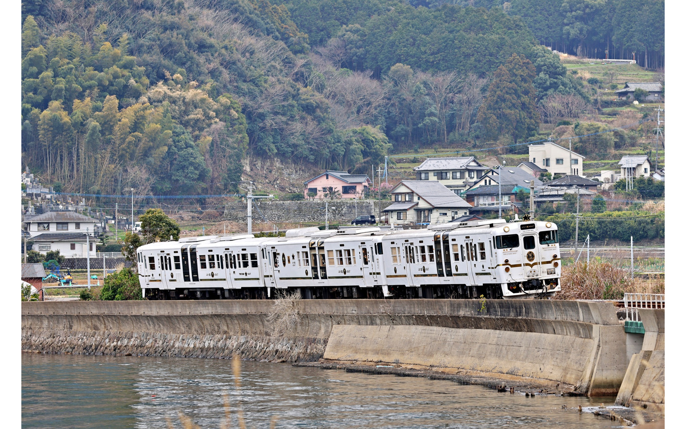 2022年9月にデビューしたJR九州最新の観光列車『ふたつ星4047』。久大本線の新観光列車はこれに次ぐものとなる。