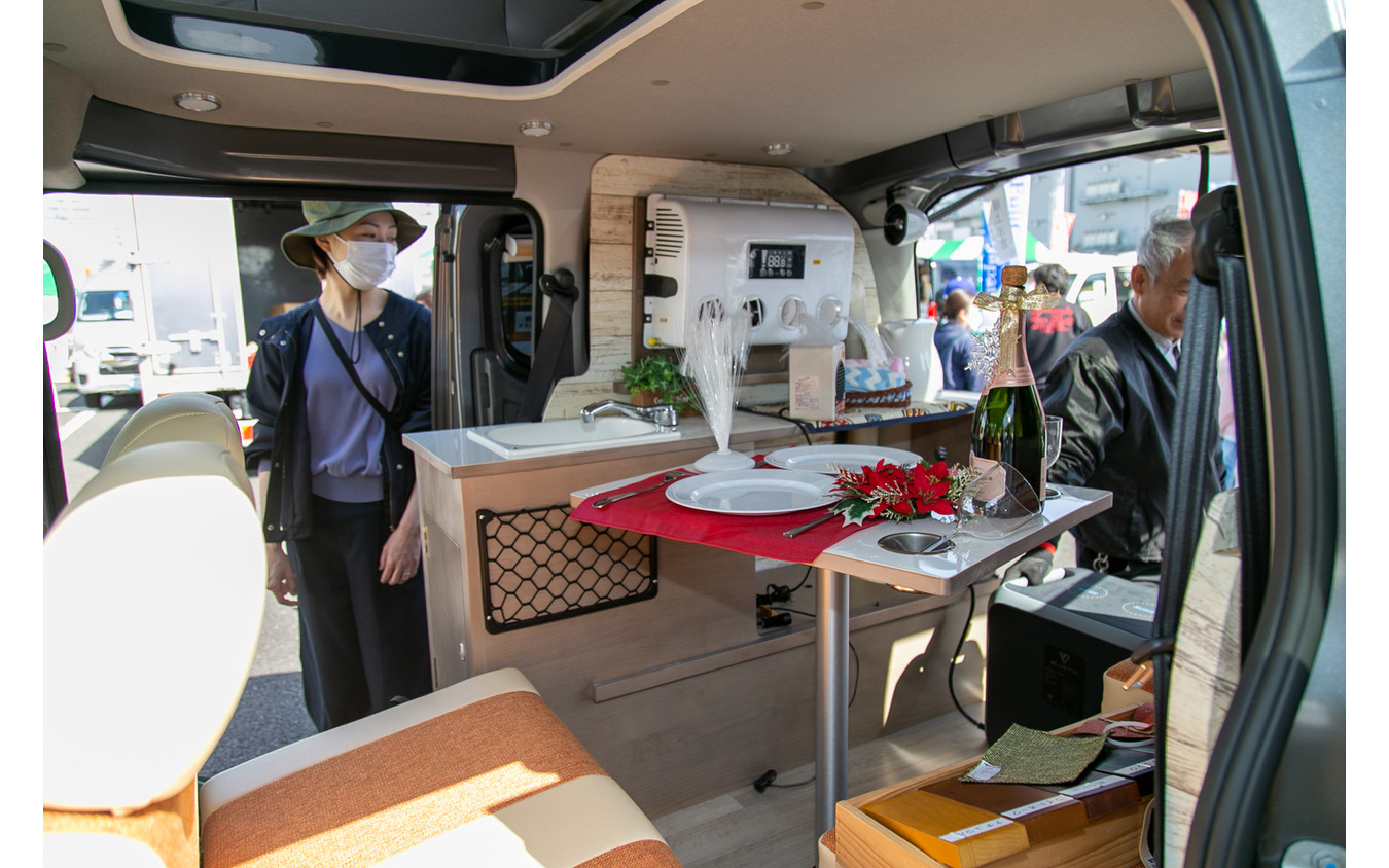 初めての車中泊に最適な「ちょうどいいサイズ」のバンコン＆トレーラーをカーショップスリーセブンが出展…神奈川キャンピングカーフェア