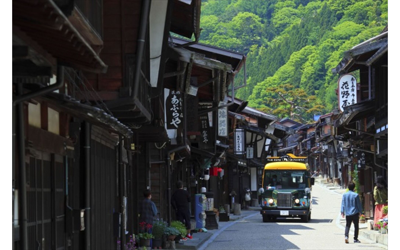 奈良井宿を走る重伝建バス