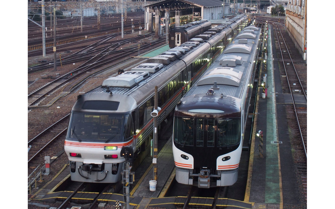 7月1日、HC85系(右)に完全に置き換えられるキハ85系(左)。