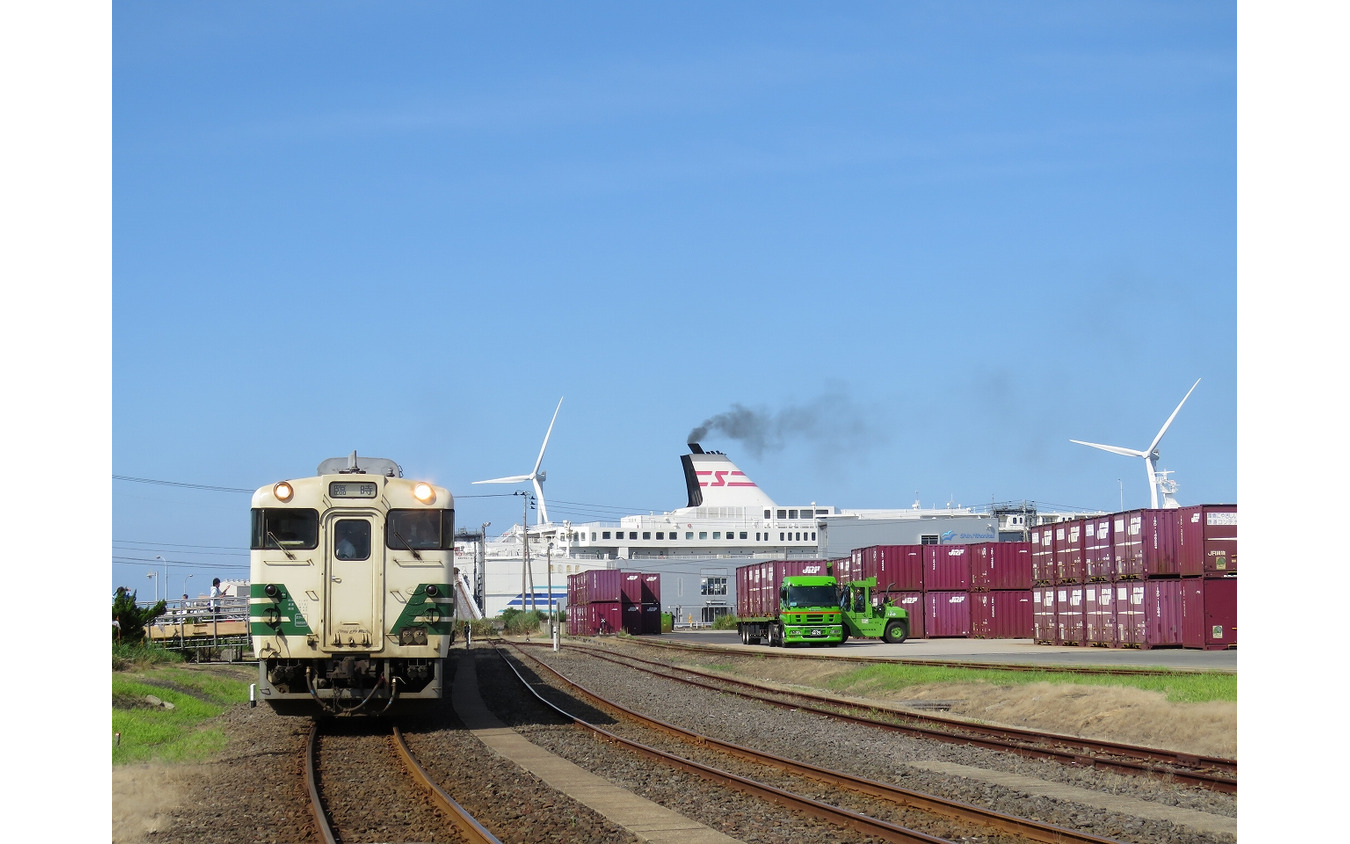 2018年に秋田臨海鉄道が入換業務を受託していたクルーズ列車（試験運行時のもの）。