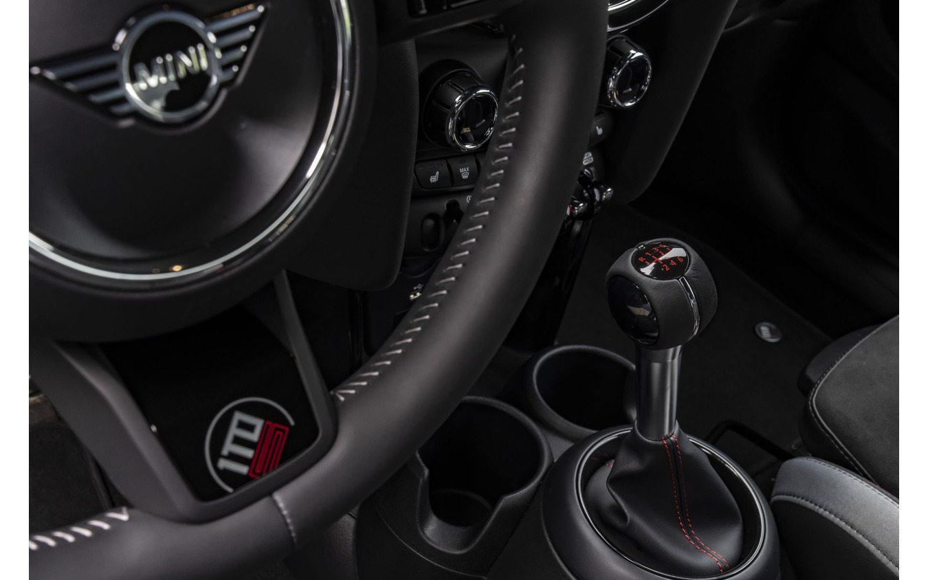 MINI 3ドアハッチバック JCW（ジョン・クーパー・ワークス）の「1to6 エディション」