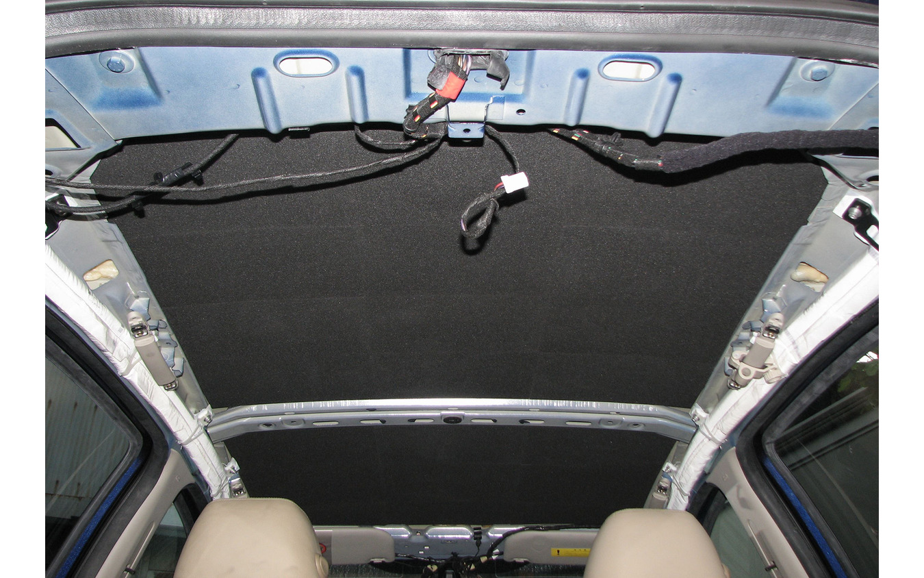天井への「車内静音化」の施工例(フェリソニ・V-1)。